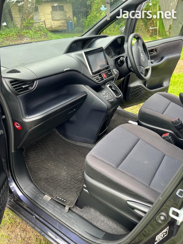 Toyota Voxy 2,0L 2016-6
