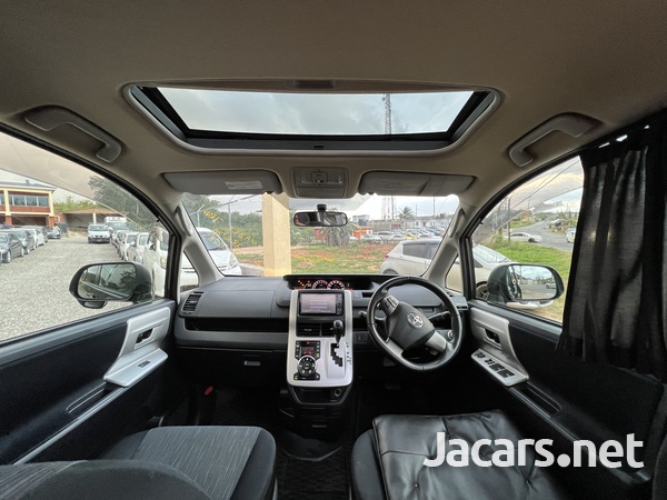 Toyota Noah 2,0L 2012-10