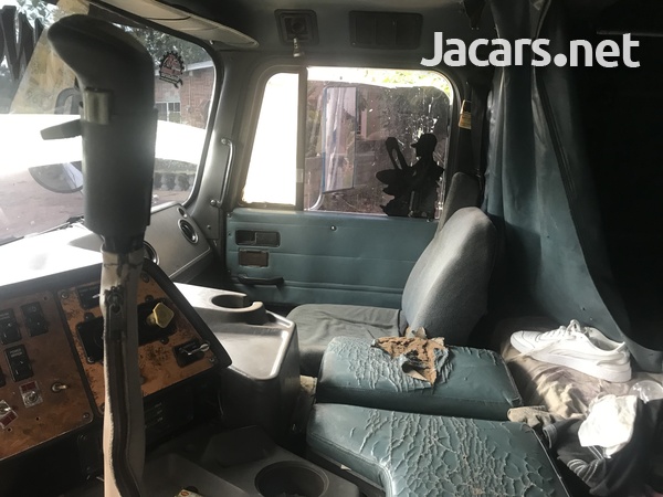 International tip truck-7