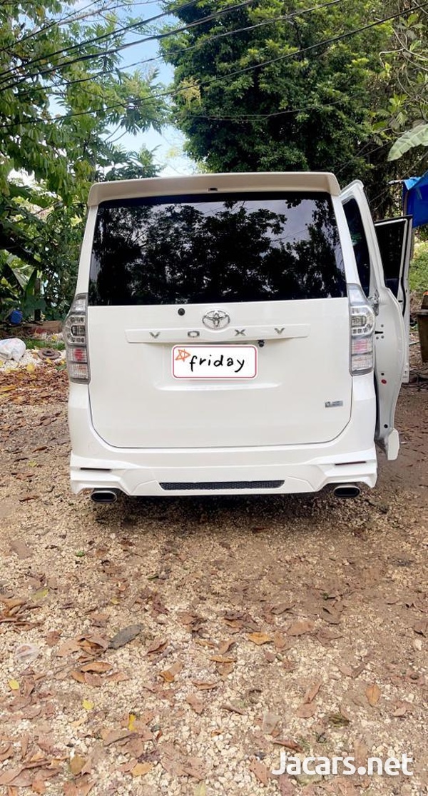 Toyota Voxy 2,0L 2012-8
