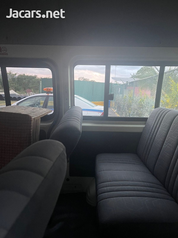 Toyota Hiace 2,0L 2013-6