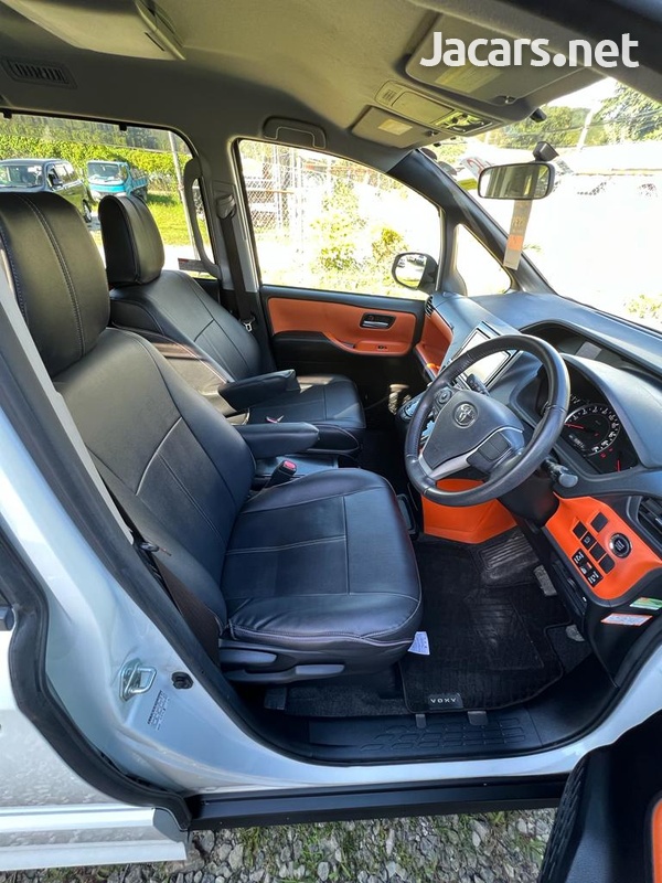 Toyota Voxy 2,0L 2014-2
