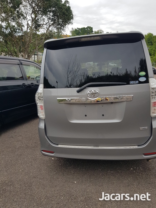 Toyota Voxy 2,0L 2013-11