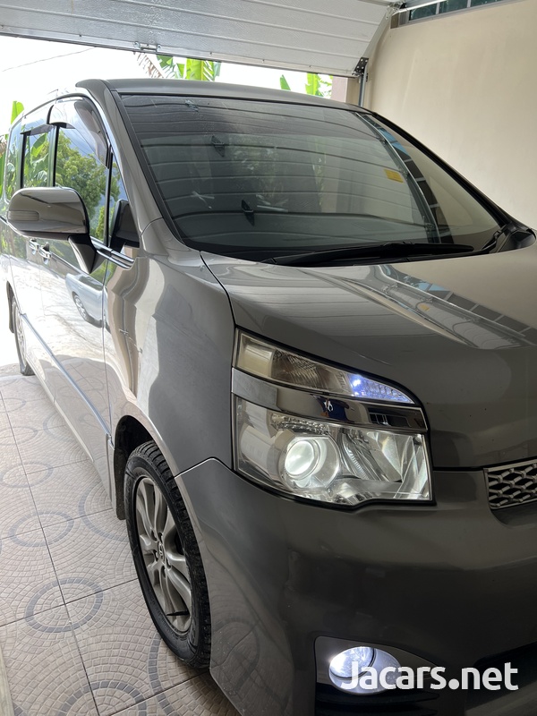 Toyota Voxy 2,0L 2012-2