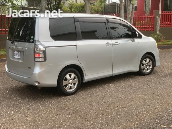 Toyota Voxy 2,0L 2012-6