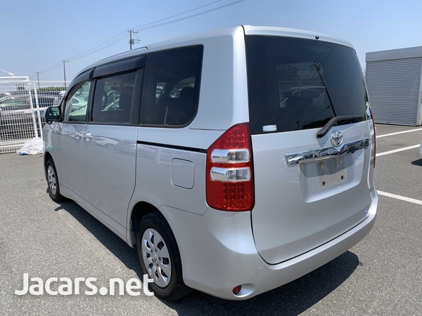 Toyota Noah 2,0L 2014