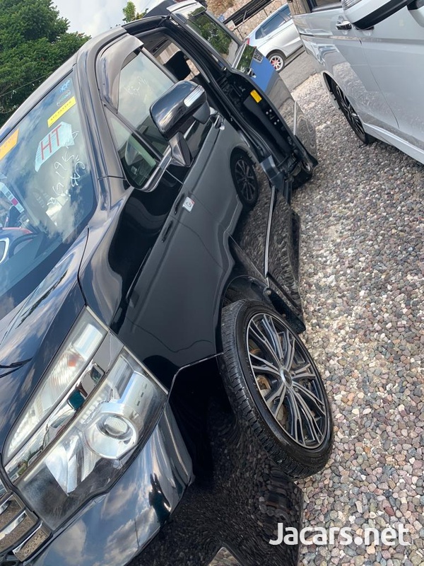 Toyota Voxy 2,0L 2013-5