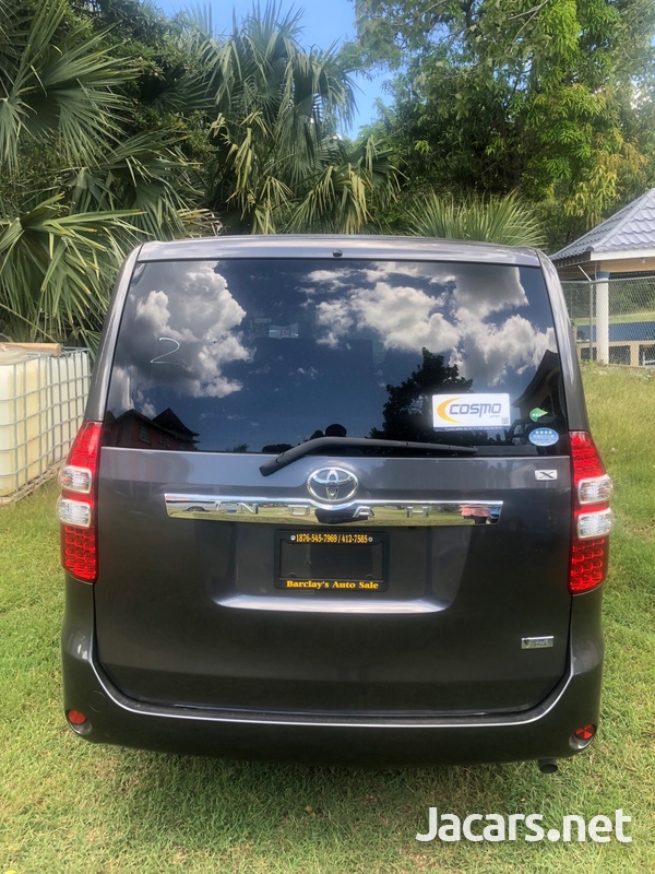 Toyota Noah 2,0L 2012-3