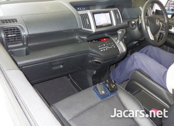 Honda Stepwgn Spada 2,0L 2013-5