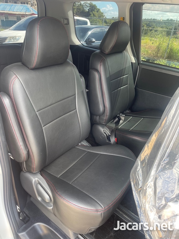 Toyota Noah 2,0L 2013-6
