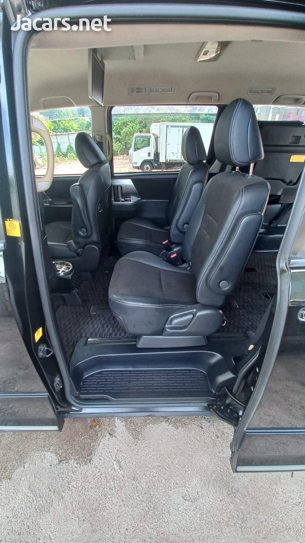 Toyota Voxy 2,0L 2013-14