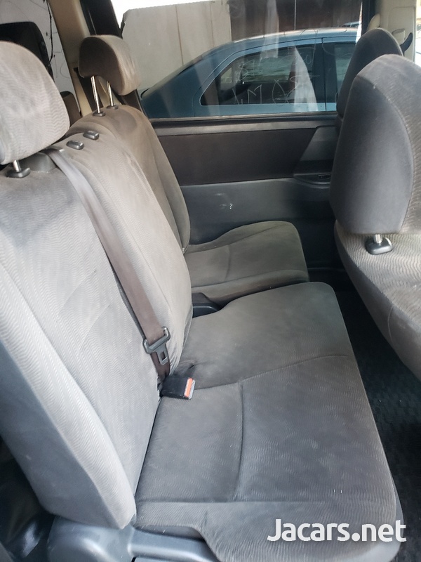 Toyota Voxy 2,0L 2011-6