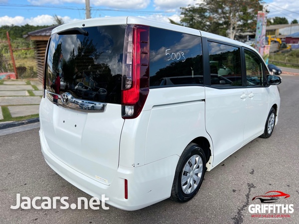 Toyota Noah 2,0L 2017-5