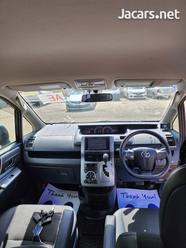Toyota Voxy 2,0L 2013-4