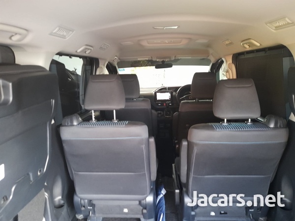 Toyota Voxy 2,0L 2015-4