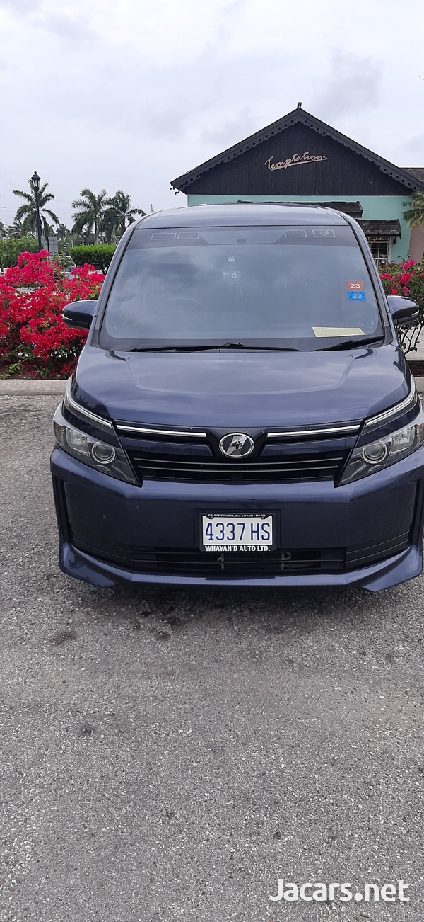 Toyota Voxy 2,0L 2014-2