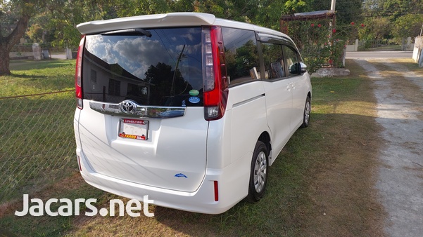 Toyota Noah 2014-5