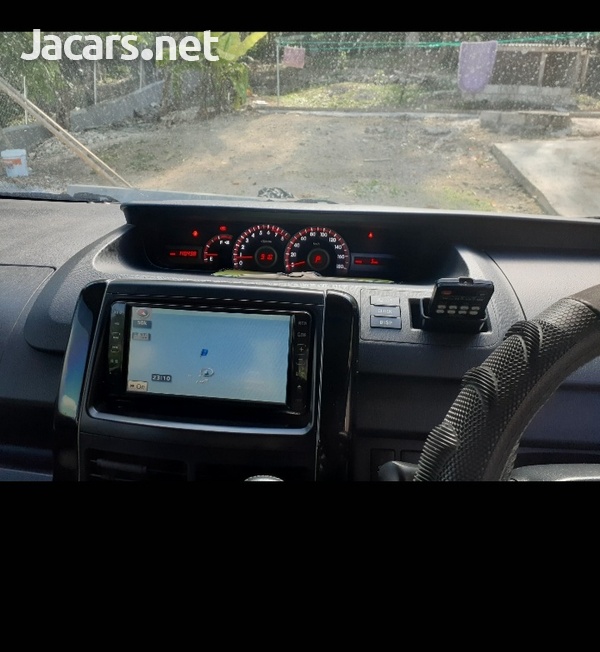Toyota Noah 2,0L 2012-10