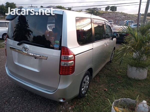 Toyota Noah 2,0L 2013-3