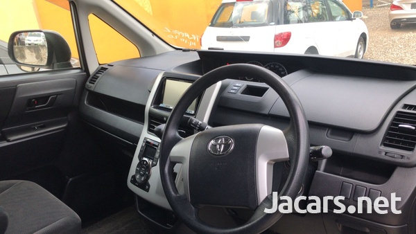 Toyota Voxy 2,0L 2013-6
