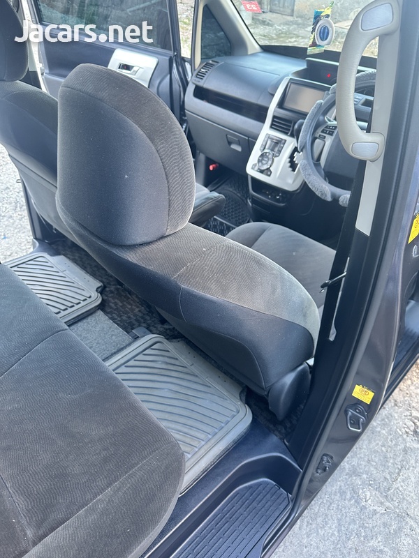 Toyota Noah 1,8L 2011-12