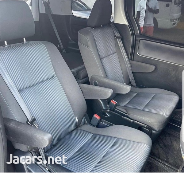 Toyota Voxy 2,0L 2015-2