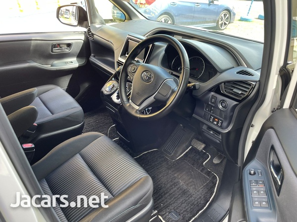 Toyota Voxy 2,0L 2017-7