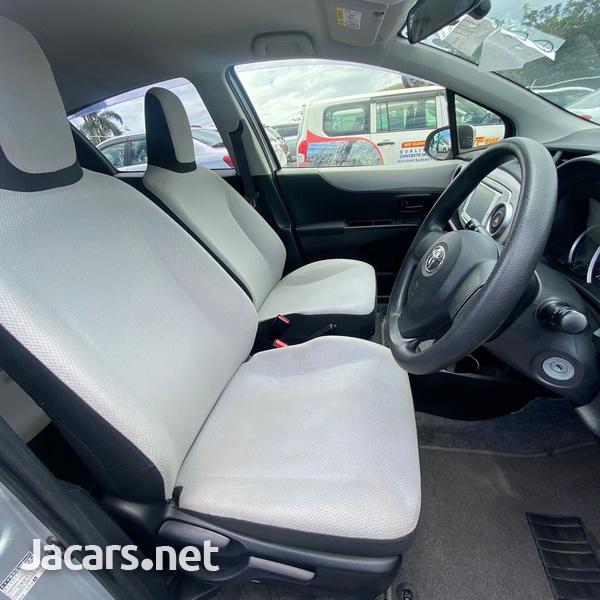 Toyota Vitz 1,3L 2013-7