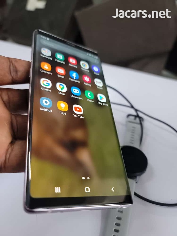 Samsung Galaxy Note 9 with gear watch-2