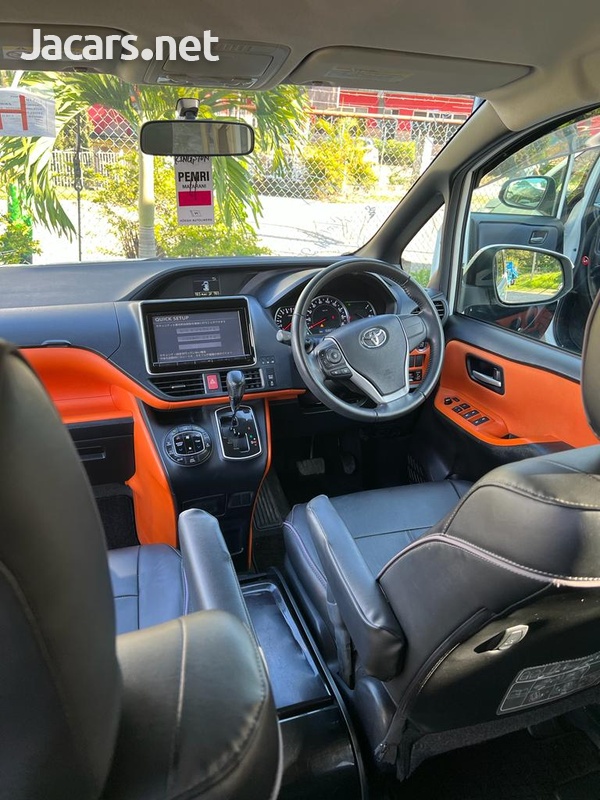 Toyota Voxy 2,0L 2014-3