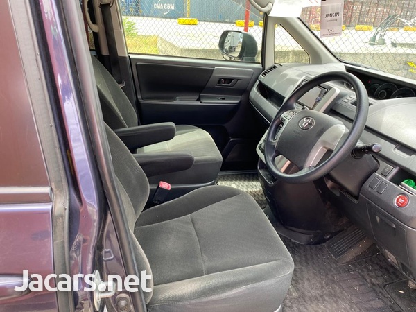 Toyota Voxy 2,0L 2013-7