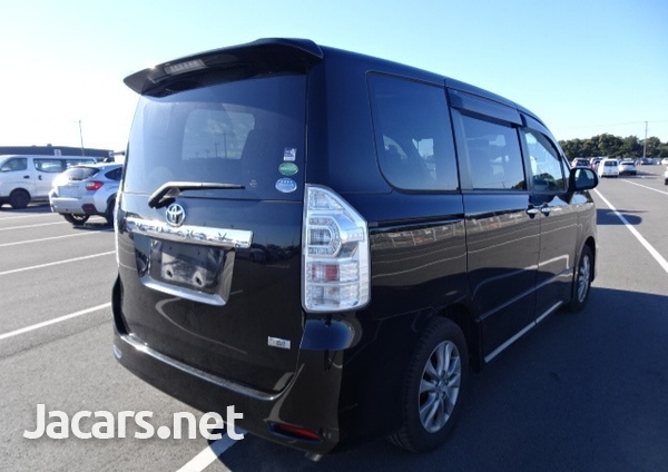 Toyota Voxy 2,0L 2013-4