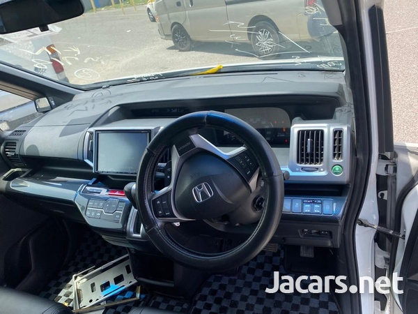 Honda Stepwgn Spada 2,0L 2014-5