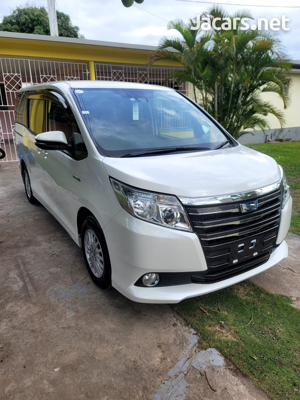 Toyota Noah 2,0L 2016-8