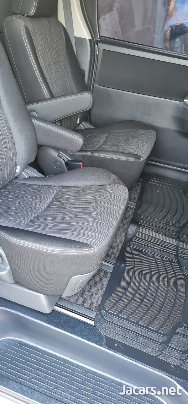 Toyota Voxy 2,0L 2012-6