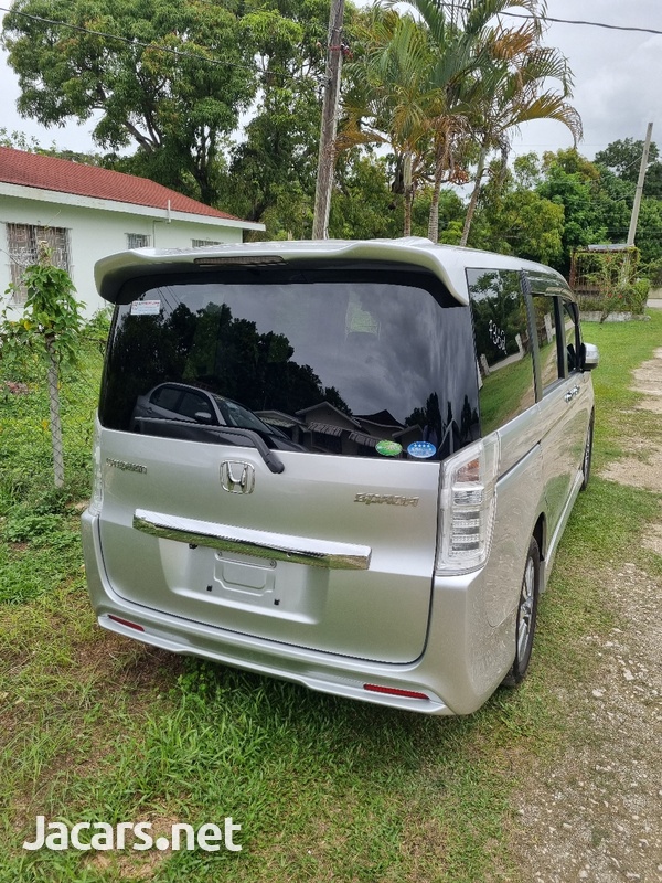 Honda Stepwgn Spada 2,0L 2013-5