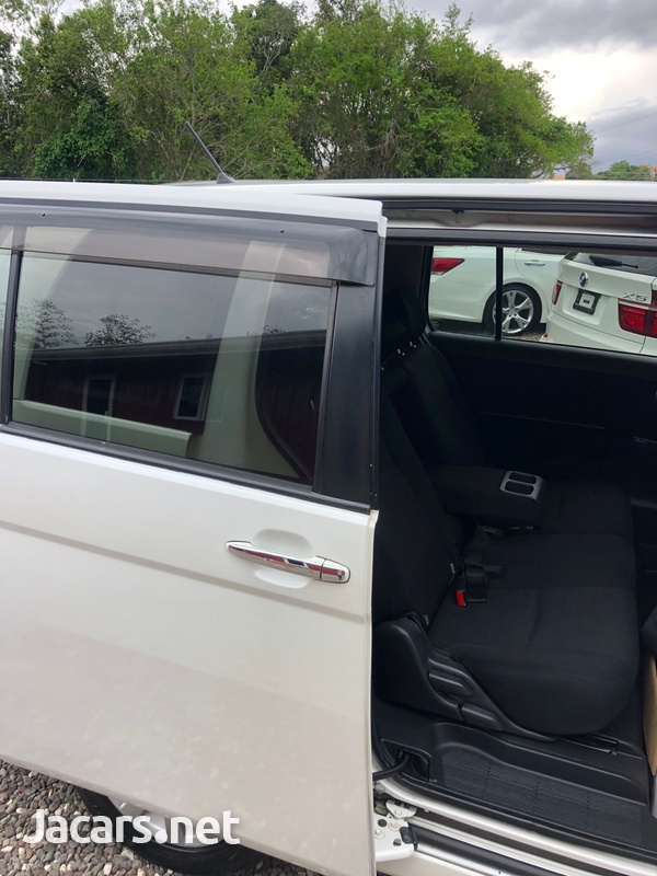Toyota Isis 1,8L 2011-7