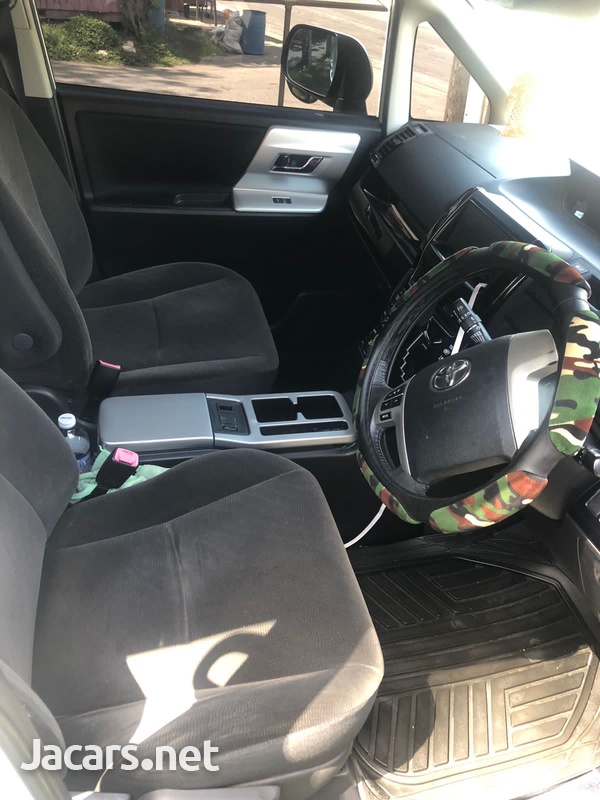 Toyota Noah 2,0L 2012-4