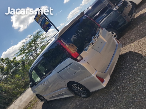 Toyota Noah 2,0L 2014-3