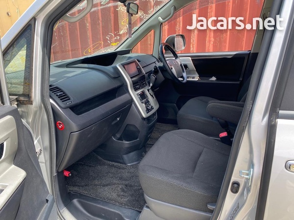 Toyota Noah 2,0L 2013-9