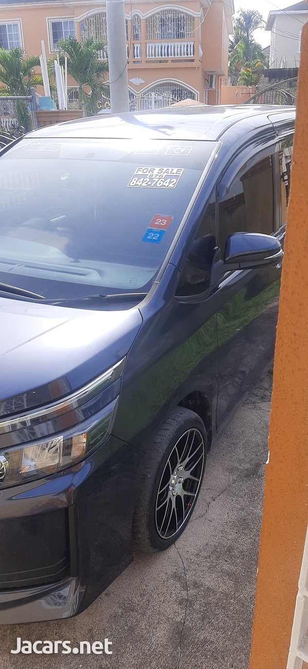 Toyota Voxy 2,0L 2014-13