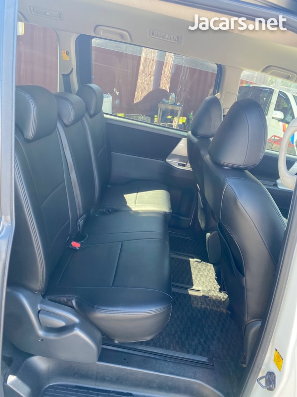Toyota Voxy 2,0L 2013-7
