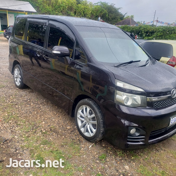 Toyota Voxy 2,0L 2010-8