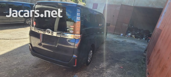 Toyota Voxy 2,0L 2015-6