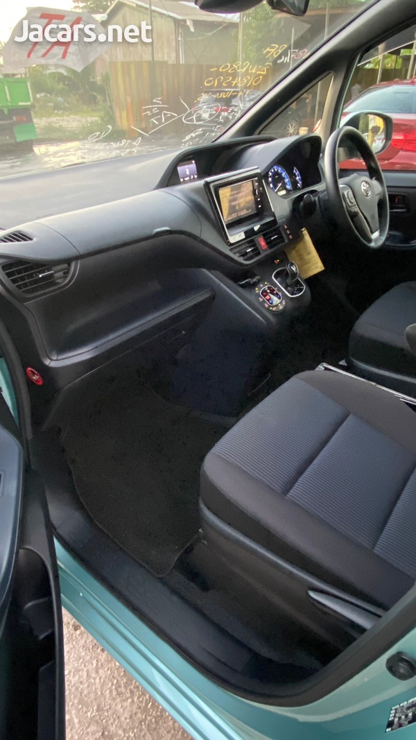 Toyota Voxy 2,0L 2016-12