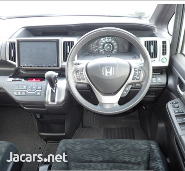 Honda Stepwgn 2,0L 2013-8