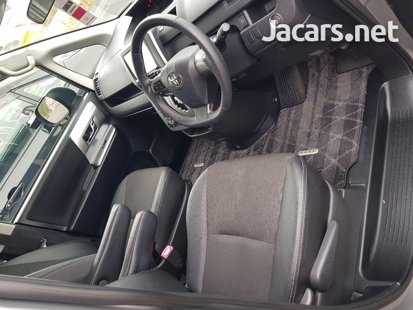 Toyota Voxy 2,0L 2013-4