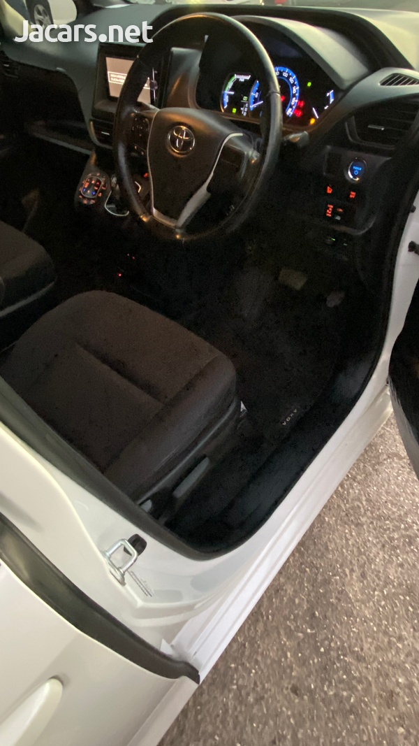 Toyota Voxy 2,0L 2014-7