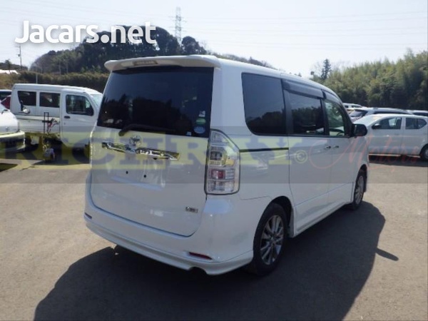 Toyota Voxy 2,0L 2013-6