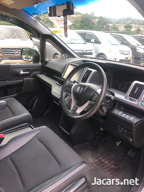Honda Stepwgn Spada 2,0L 2013-8